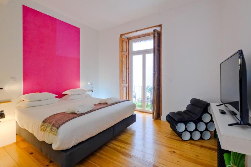 One-Bedroom Apartment with Terrace and City View image 1