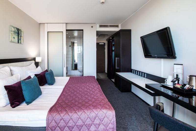 Superior Twin Room image 3