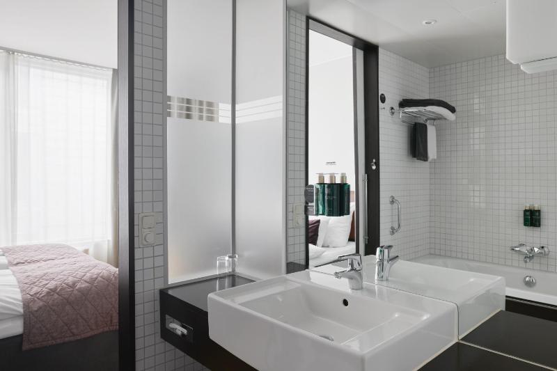 Deluxe King Room image 2