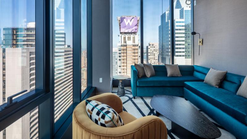 Corner King Suite with Panoramic Square View image 4
