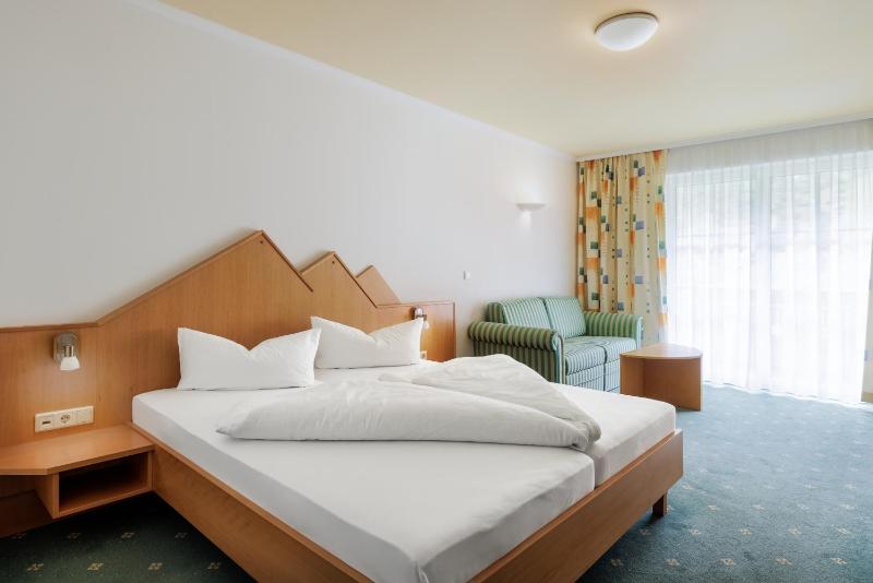 Superior Double Room with Balcony image 3