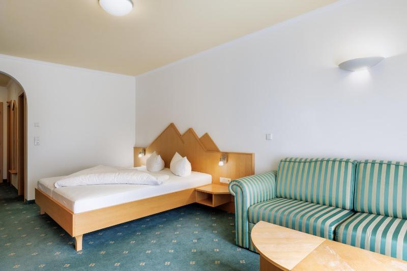 Superior Double Room with Balcony image 4