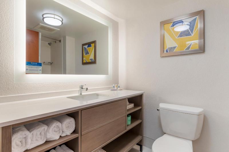 King Suite with Roll-In Shower - Accessible/Non-Smoking image 2