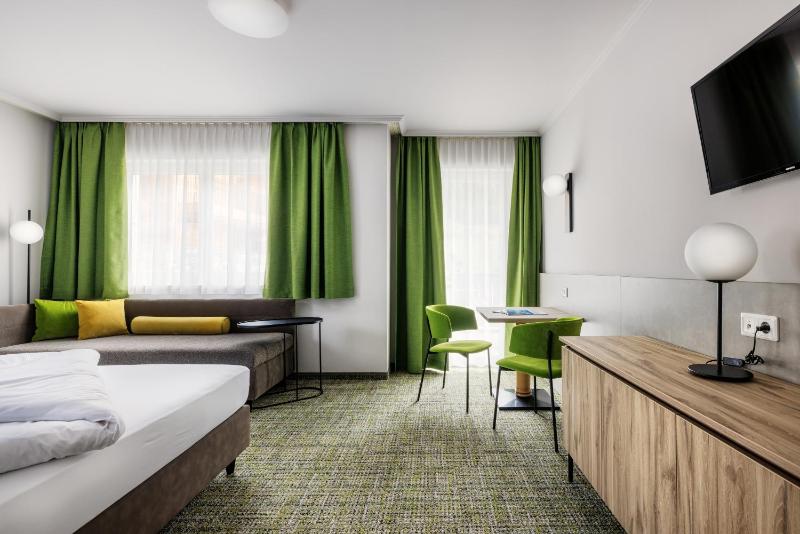 Economy Double Room with Balcony image 4