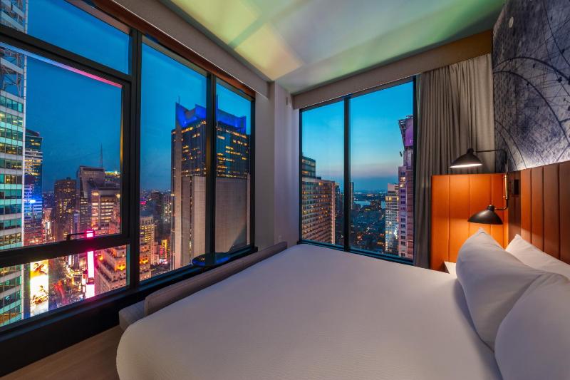 Panoramic Corner King Suite with Square View image 4