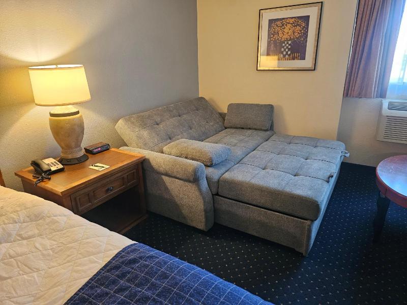 Deluxe King Room image 3