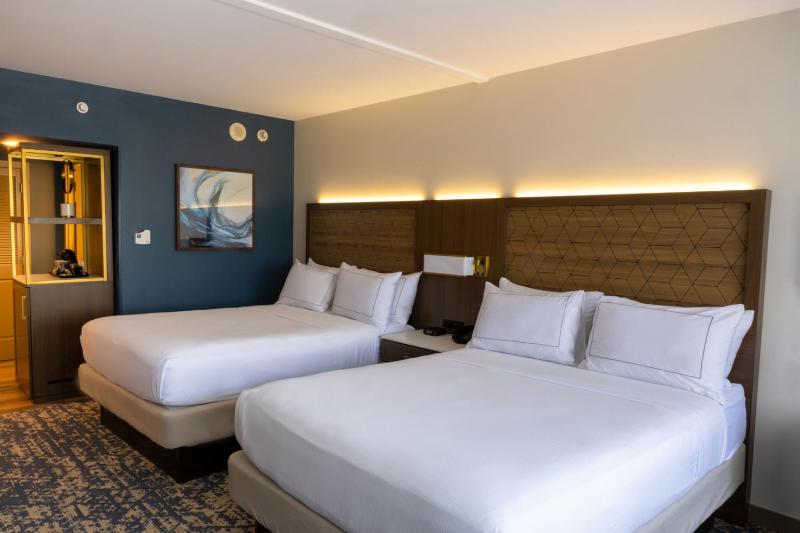Queen Room with Two Queen Beds image 4