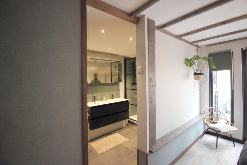 One-Bedroom Apartment image 4