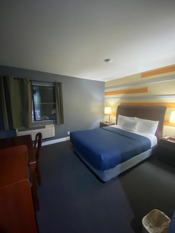 Knights Inn - image 11