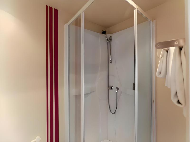 Twin Room image 2