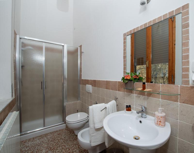 Basic Double Room image 3