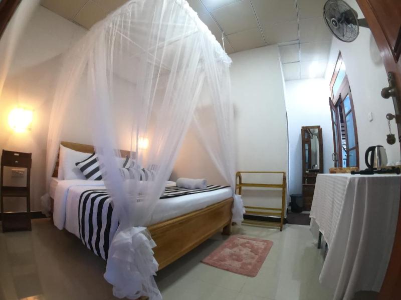 Ritz inn Ella - image 6
