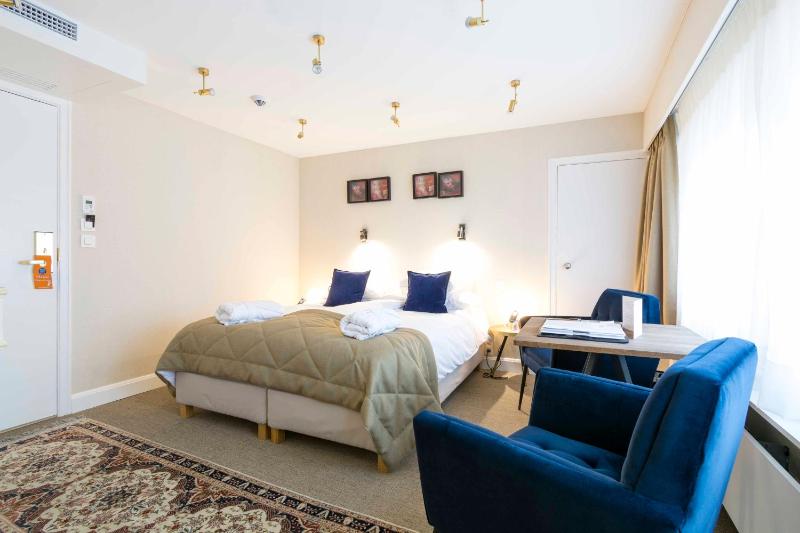 Standard Double Room image 3