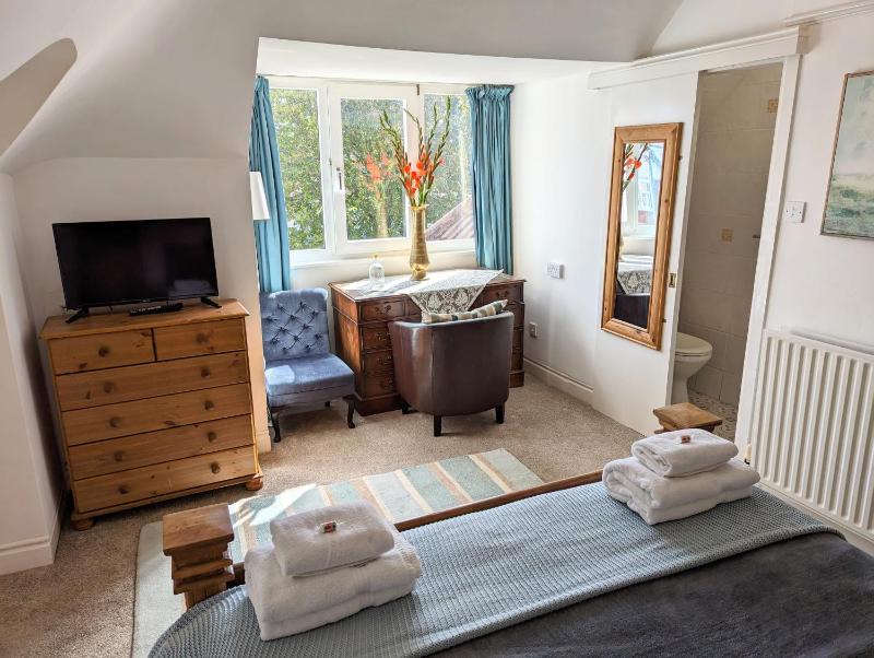 Standard King Room image 4