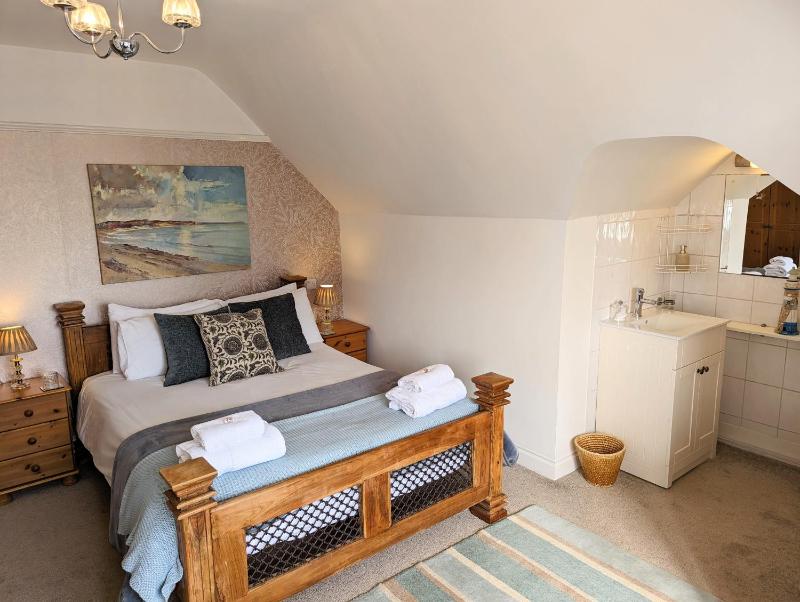 Standard King Room image 3