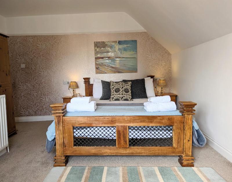 Standard King Room image 2