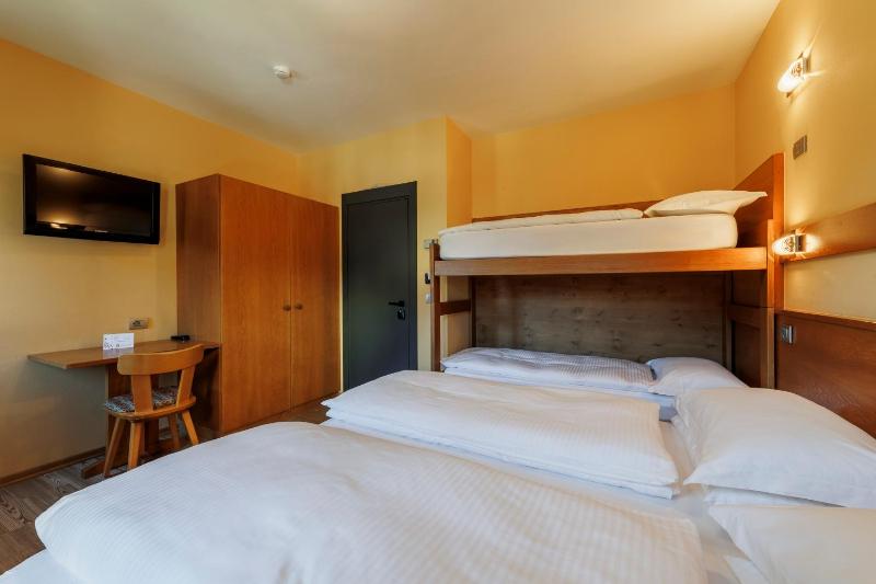 Classic Quadruple Room image 4