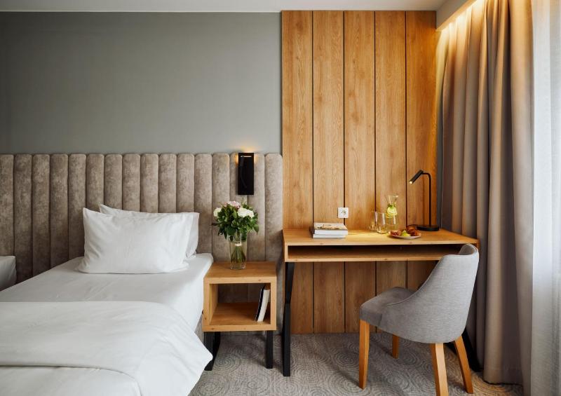 Twin Room image 4
