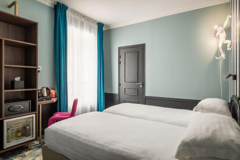 Twin Room image 4