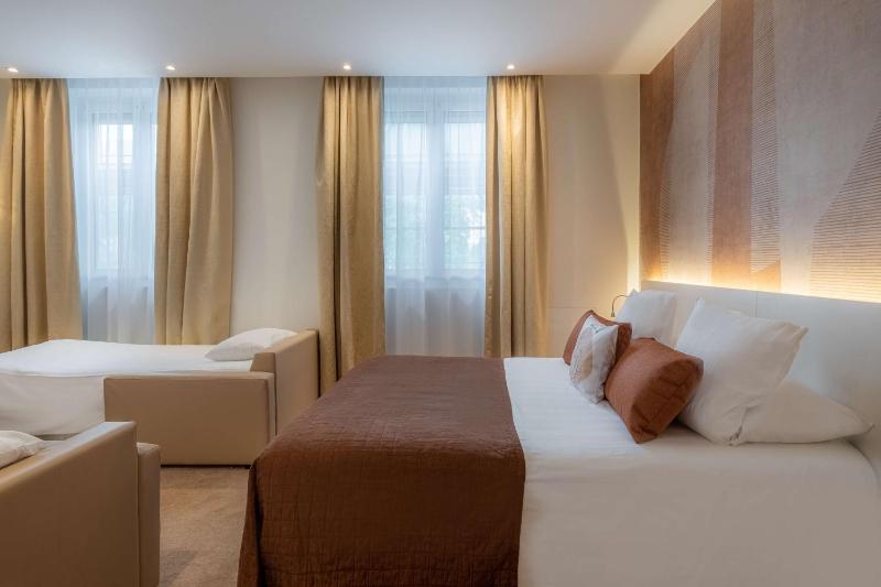 Superior Family Room with Mountain View image 4