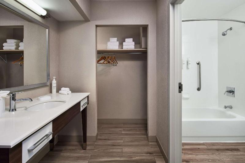 Hospitality King Suite - Non-Smoking image 2