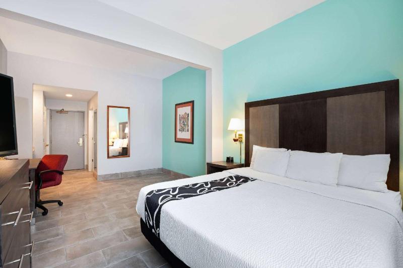 King Room with Bathtub with Grab Bars - Mobility Accessible/Non-Smoking image 1
