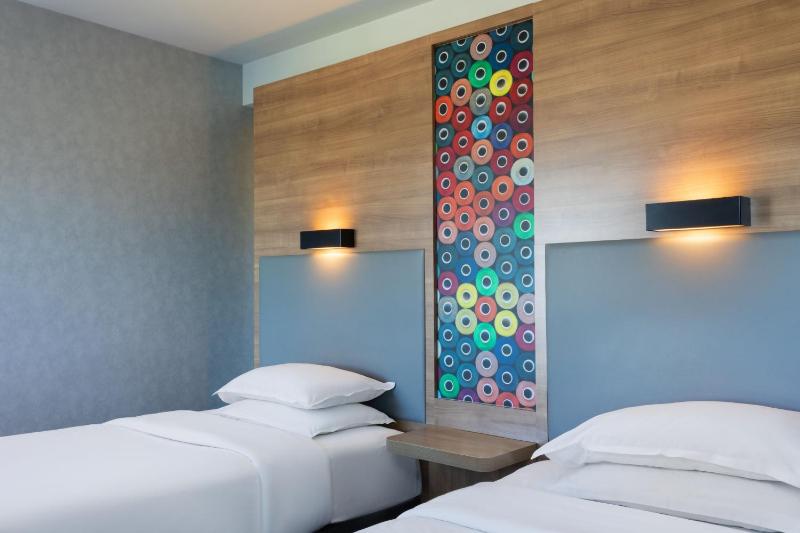 Aloft Twin Guest Room image 4