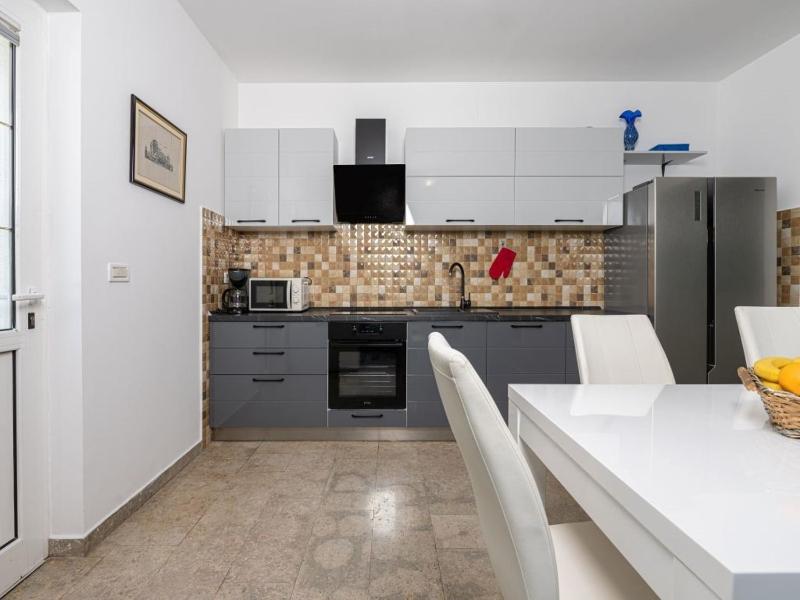 Villa St Nikola with jacuzzi and private swimming pool - image 24