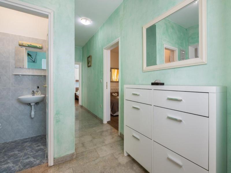 Villa St Nikola with jacuzzi and private swimming pool - image 27
