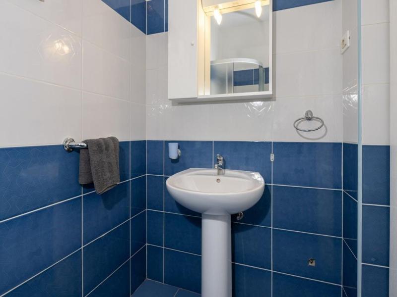 Villa St Nikola with jacuzzi and private swimming pool - image 21