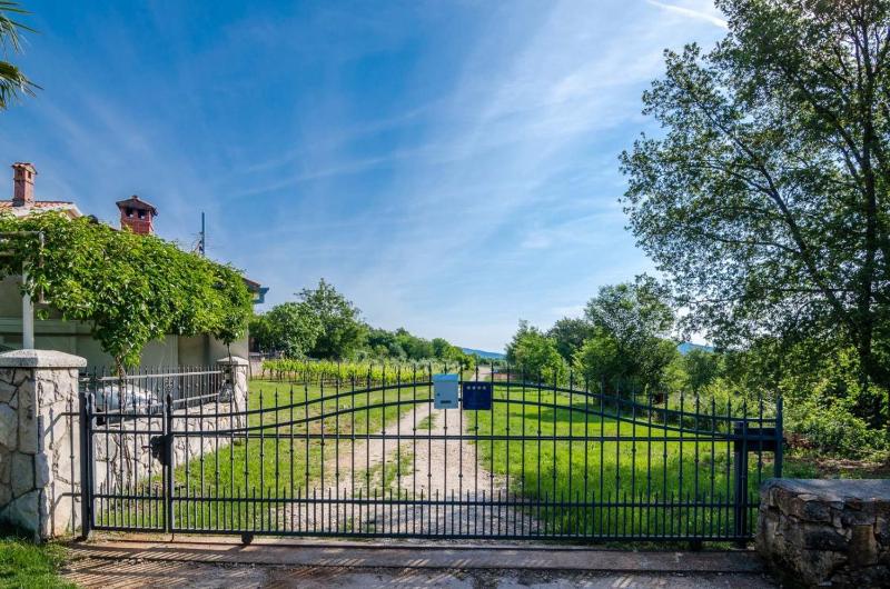 Villa St Nikola with jacuzzi and private swimming pool - image 34