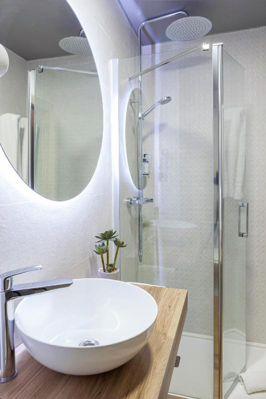 Double or Twin Room image 3