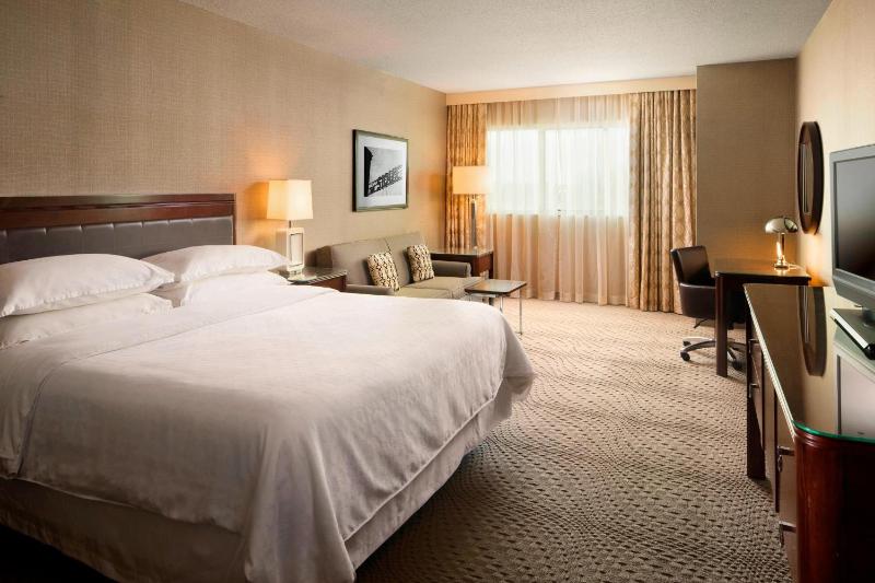 Club level, Guest room, 1 King, Sofa bed image 3