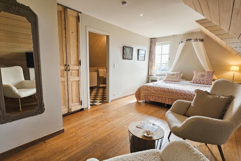 Queen Room with Spa Bath image 1