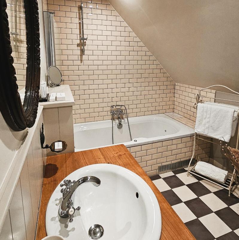 King Room with Spa Bath image 3