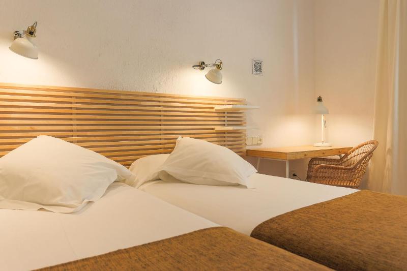 Double or Twin Room image 4