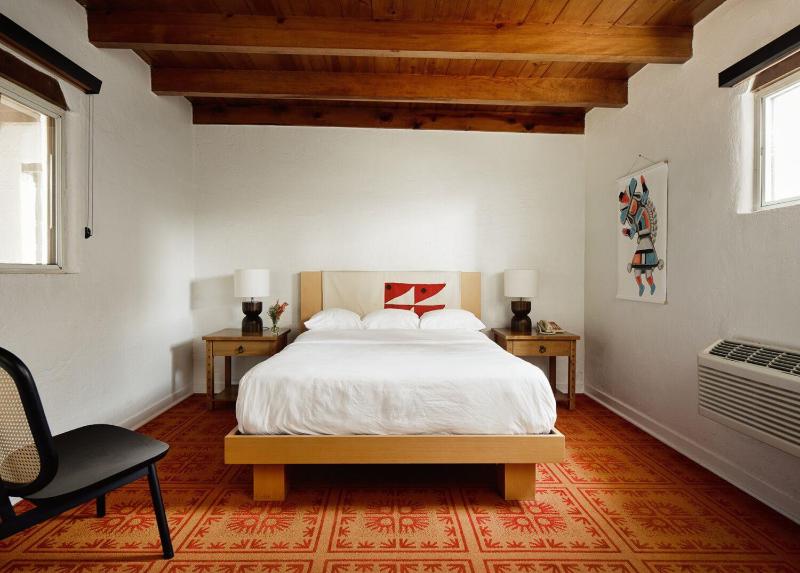 Standard Queen Room image 1