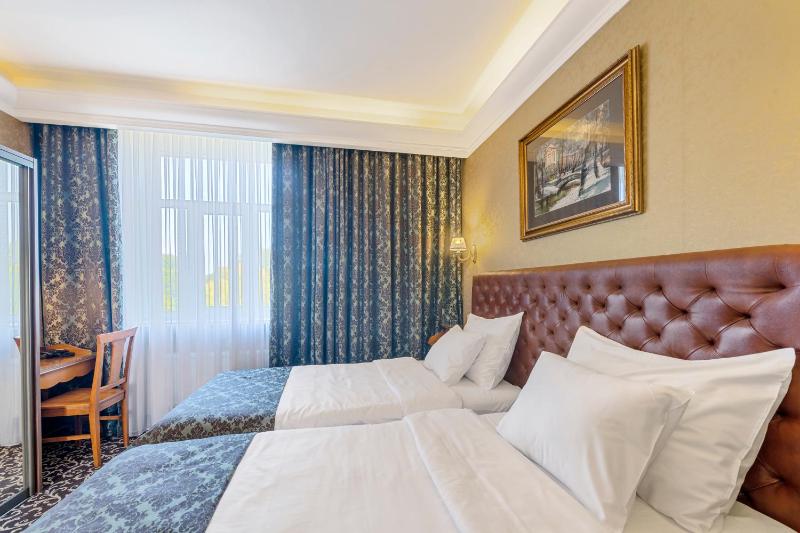 Standard Twin Room image 3