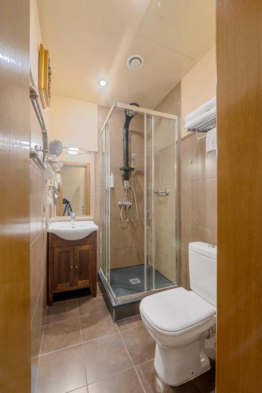 Standard Twin Room image 4