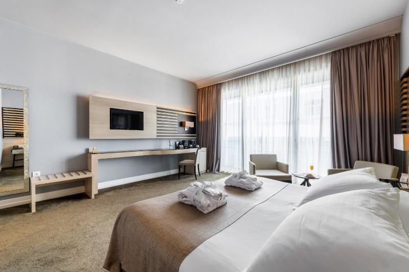 Executive Room with Balcony image 3