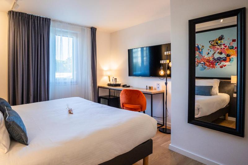 Standard Double Room image 3