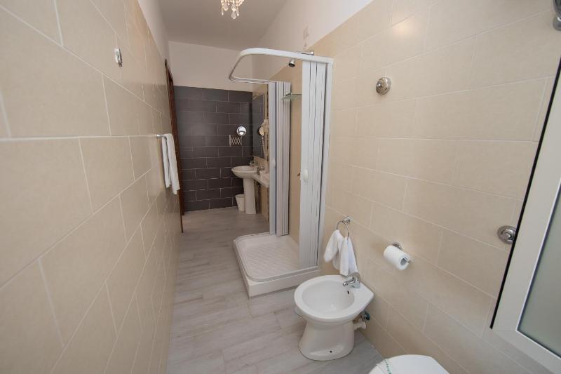Superior Quadruple Room image 4