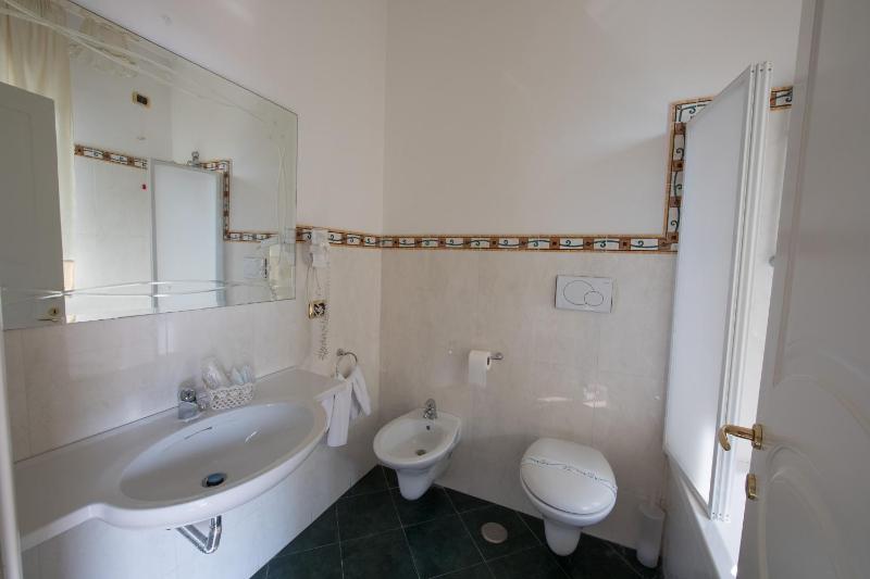 Deluxe Double Room with Balcony image 4