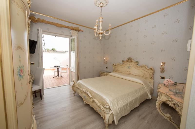 Deluxe Double Room with Balcony image 1