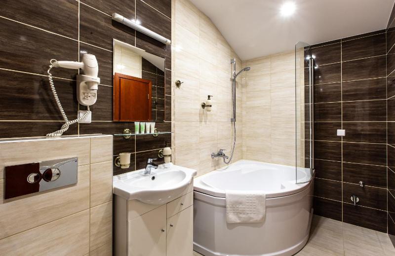 Two Bedroom Family Apartment with Balcony and SPA Access image 2
