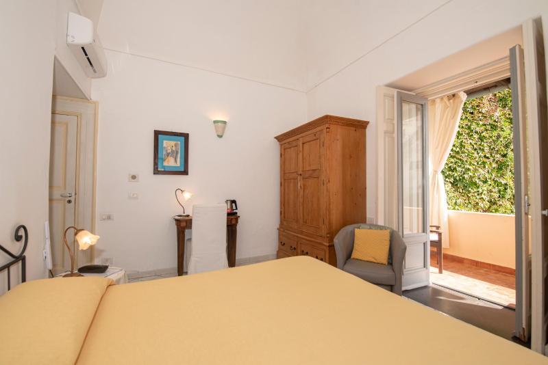 Double Room with Garden View image 4