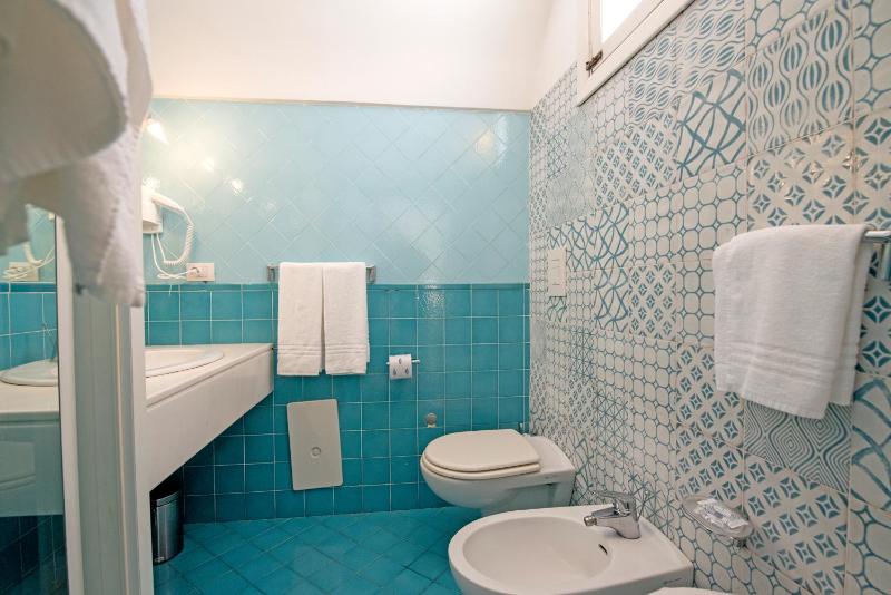 Triple Room with Sea View image 2