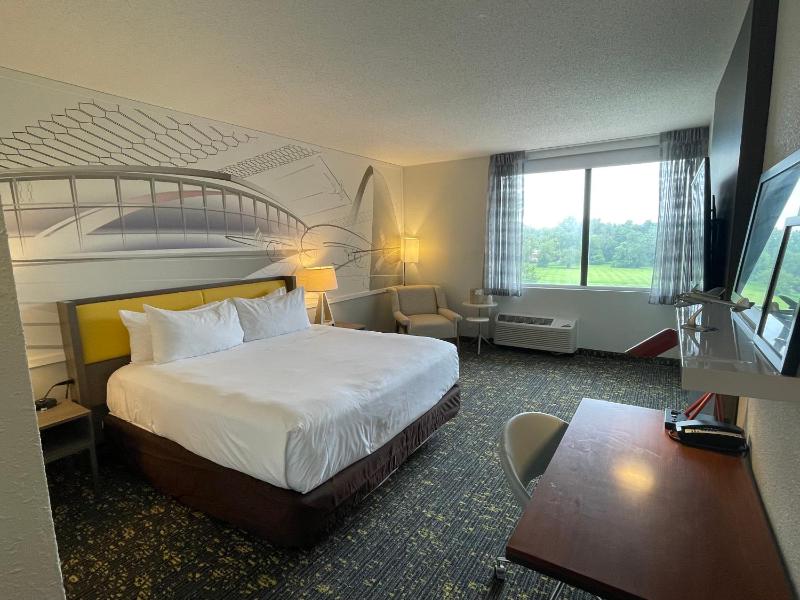 King Room image 3