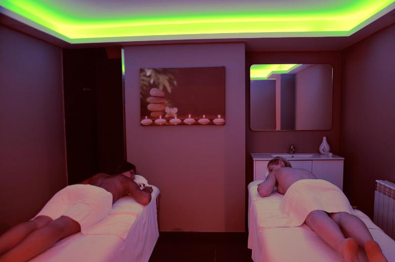 Double or Twin Room with Spa Access image 2