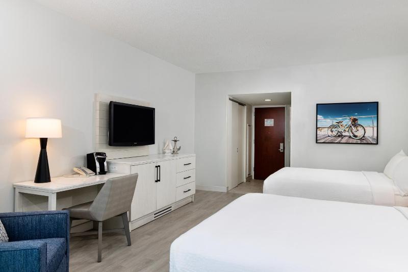 Luxury Room with Two Queen Beds- Coast Line View image 3